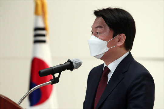 안철수 대통령직인수위원회 위원장이 6일 오후 수원 영통구 경기도경제과학진흥원에서 열린 경기지역 정책과제 국민보고회에 참석해 인사말을 하고 있다. <인수위사진기자단>